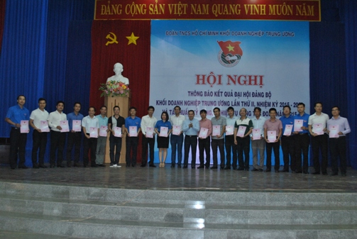 Thường trực Đoàn Khối DNTW trao chứng nhận cho các đồng chí cán bộ Đoàn hoàn thành chương trình tập huấn